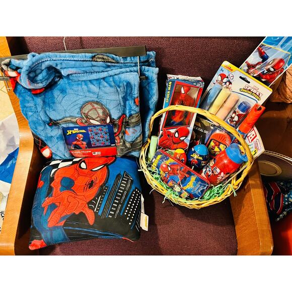 Spider Man gift basket bundle 50 x 70 soft throw with matching pillow action fig - Picture 1 of 6